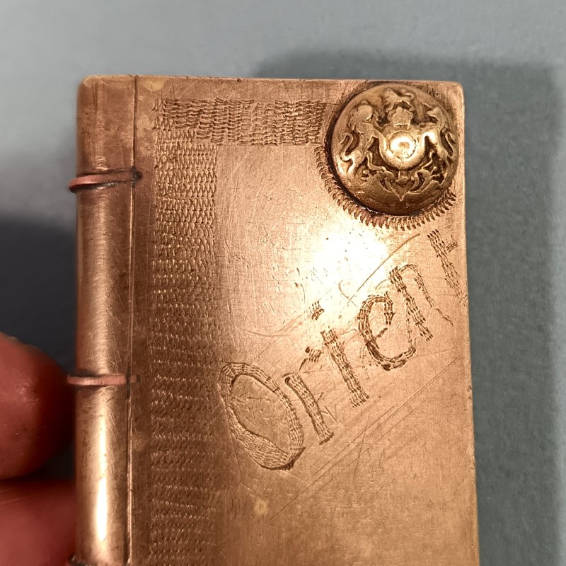 BRIQUET DE POILUS " ORIENT " PETIT LIVRE AVEC BOUTONS ANGLAIS ARTISANAT DE TRANCHEES SOUVENIR GUERRE 1914 - 1918